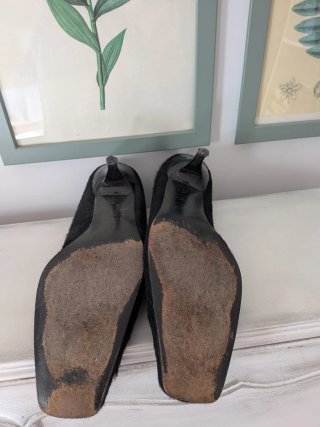 Zapatos negros pelo tacón bajo