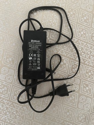 Cargador Patinete Eléctrico 42V 1.5A Zamelux