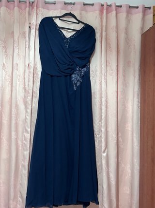 Vestido largo azul con pedrería