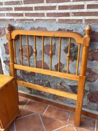 Cabecero y mesita de noche de madera