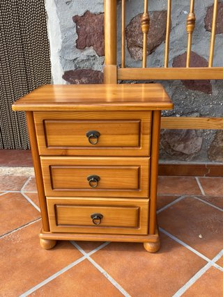 Cabecero y mesita de noche de madera