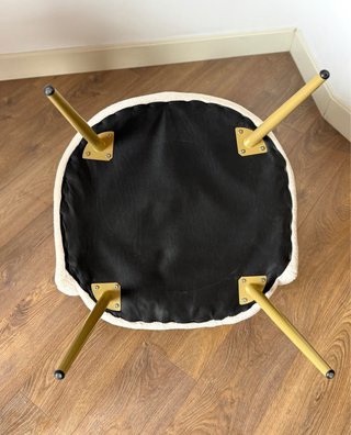 Butaca marfil tejido rizado patas doradas