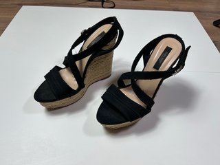 Sandalias cuña Zara Basics negras esparto