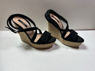 Sandalias cuña Zara Basics negras esparto