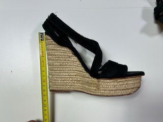 Sandalias cuña Zara Basics negras esparto