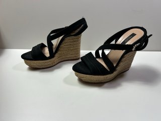 Sandalias cuña Zara Basics negras esparto
