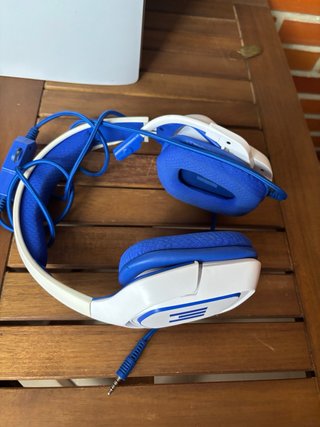 PS5 + 3 mandos + 4 juegos + Cascos y Lector discos