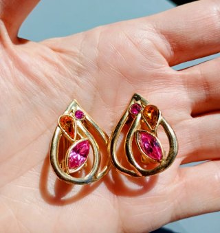 Pendientes antiguos dorados con piedras.