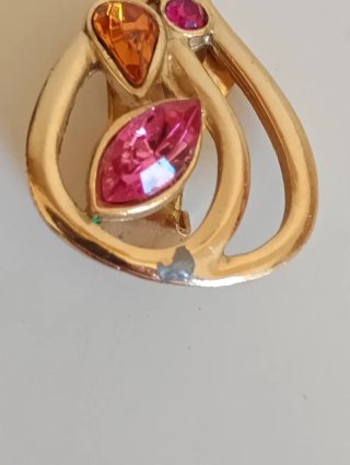 Pendientes antiguos dorados con piedras.