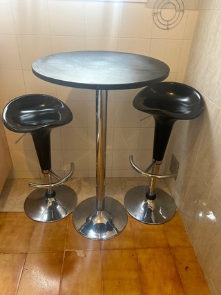 Mesa alta y 2 taburetes de bar