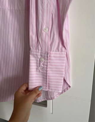Camisa de rayas rosa con etiqueta