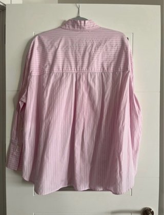 Camisa de rayas rosa con etiqueta