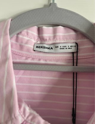 Camisa de rayas rosa con etiqueta