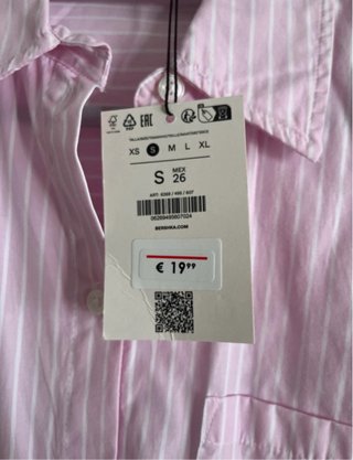 Camisa de rayas rosa con etiqueta