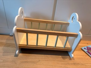 Cuna de juguete de madera