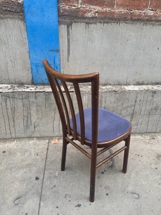 40 Sillas de madera con asiento azul