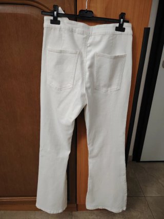 Jeans bianchi a zampa