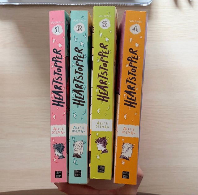 Heartstopper del volumen 1 al 4. + 2 postales