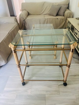 Mesas doradas cristal y metal