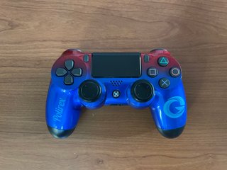 PS4 Pro 1TB + 2 controller + 2 giochi + cavi