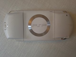 Sony PSP-1004 Blanca + cargador + 3 juegos