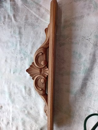 Lámpara antigua latón y cristal y copete de madera