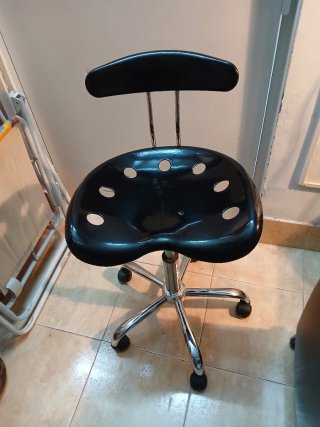 Silla de oficina/auxiliar negra y plateada