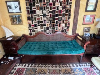 Sofá antiguo madera y mimbre con cojín