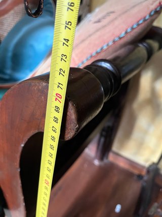 Sofá antiguo madera y mimbre con cojín