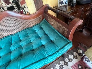 Sofá antiguo madera y mimbre con cojín