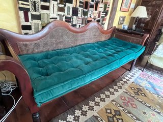 Sofá antiguo madera y mimbre con cojín