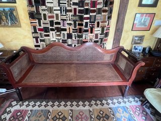 Sofá antiguo madera y mimbre con cojín