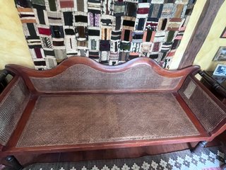 Sofá antiguo madera y mimbre con cojín