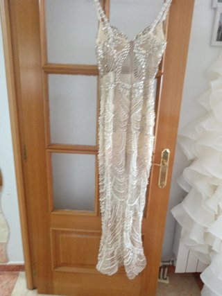 Vestido de fiesta beige y plateado
