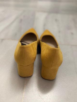 Salones Zara tacón dorado y amarillo