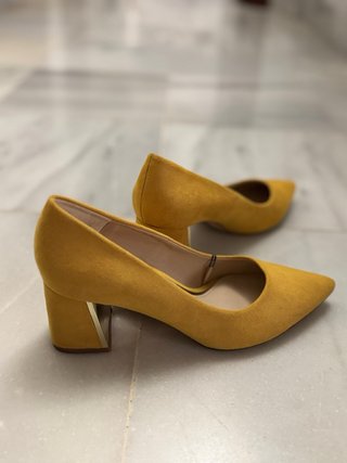 Salones Zara tacón dorado y amarillo