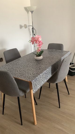 Mesa de comedor de madera