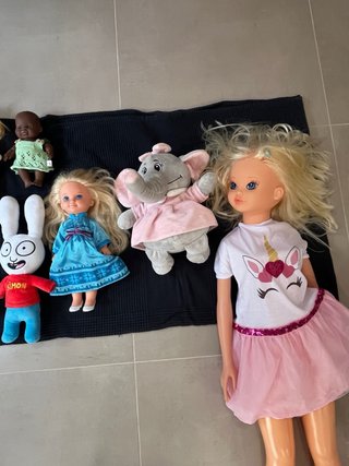 Lote de muñecas y peluches variados