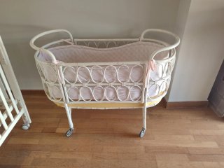 Cuna de bebé con ruedas