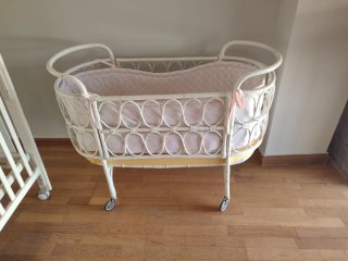 Cuna de bebé con ruedas