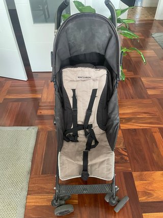 Carrito Maclaren Negro y Beige con impermeable