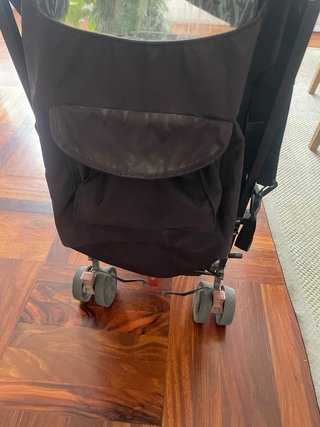 Carrito Maclaren Negro y Beige con impermeable