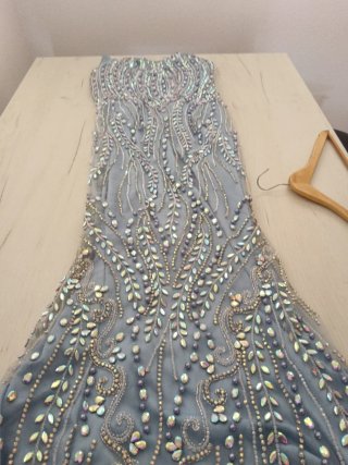 Vestido de fiesta plateado y azul