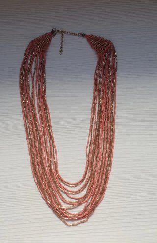 Collar de cuentas rosa y dorado