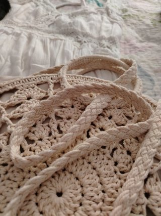 Vestido blanco con bolso de crochet