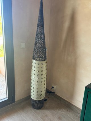 Lámpara de pie de diseño cónico