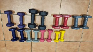 Juego de mancuernas de colores.