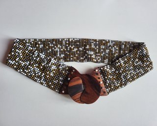 Cinturón de cuentas dorado y blanco