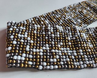 Cinturón de cuentas dorado y blanco
