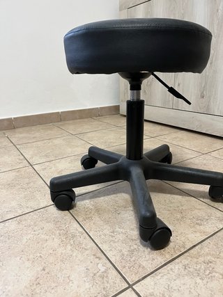Sgabello nero regolabile in altezza